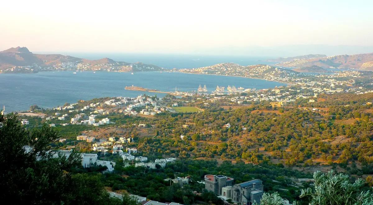 Baie de Yalıkavak vue depuis les hauteurs, presqu'île de Bodrum
